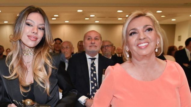 Alejandra Rubio y Carmen Borrego vestidas de noche para asistir a una entrega de premios