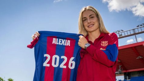Alexia Putellas, con la camiseta de su renovación. (FC Barcelona)