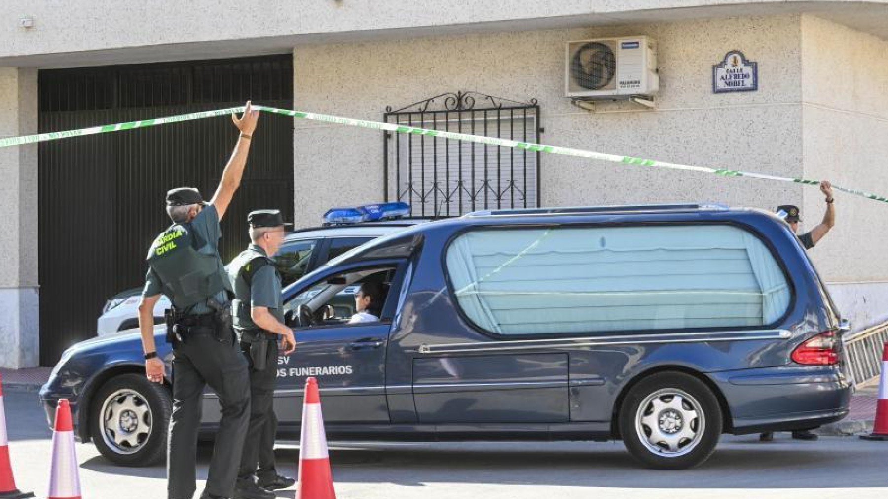 Momento del levantamiento de los cadáveres de las víctimas del crimen de Huétor Tájar (Granada).