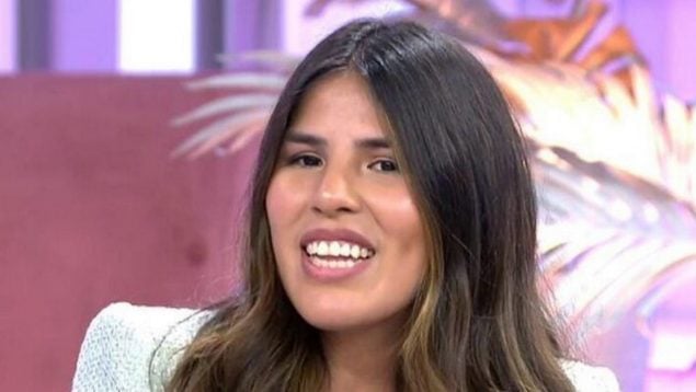 Isa Pantoja colaborando en Vamos a Ver, con una sonrisa y vestida de azul