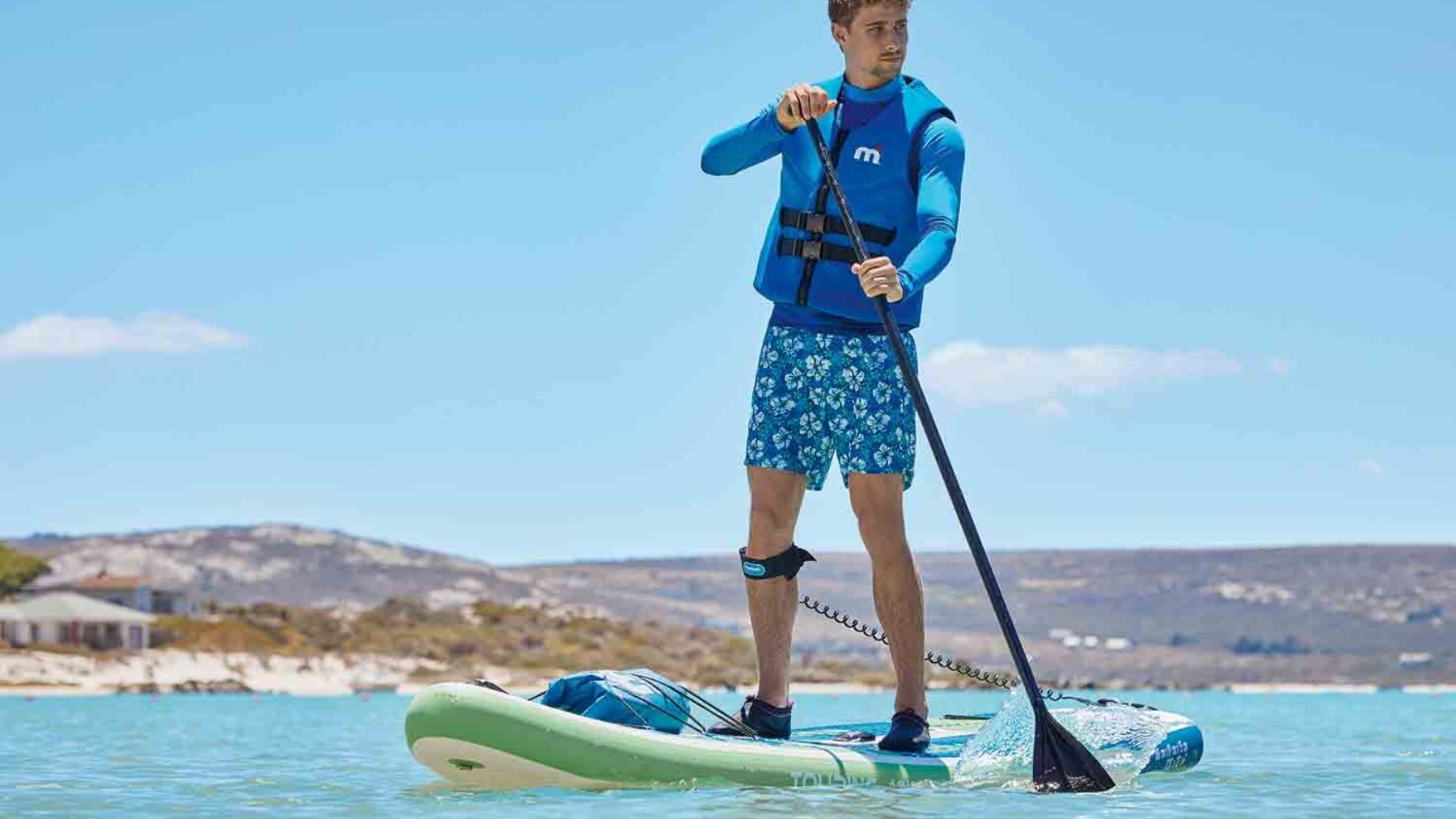 Joven sobre tabla paddle surf de Lidl