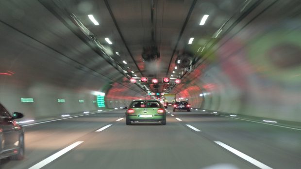 coches en un túnel