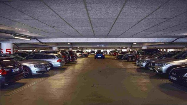 Parking con muchas plazas de garaje.