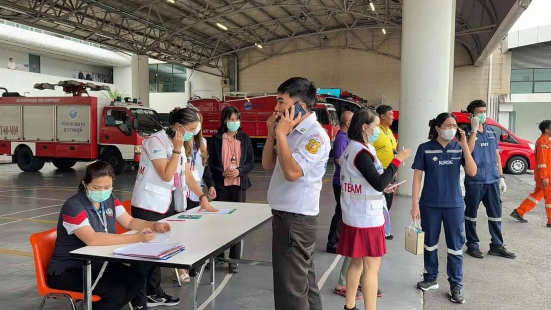 Servicios de emergencia en el aeropuerto de Bangkok. (EP)