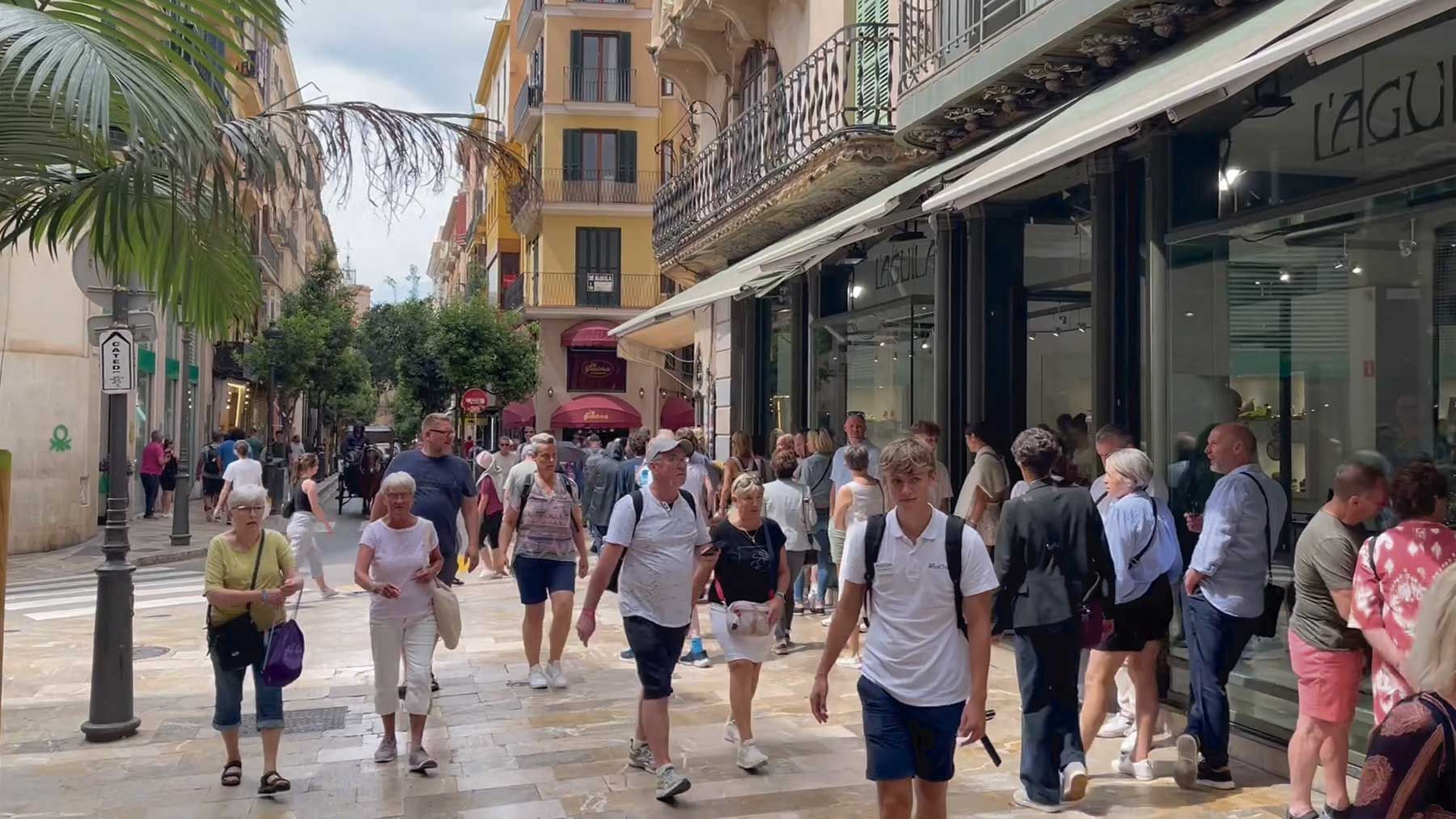 Turistas paseando por la calle San Miguel de Palma este martes. (M. A. FONT)