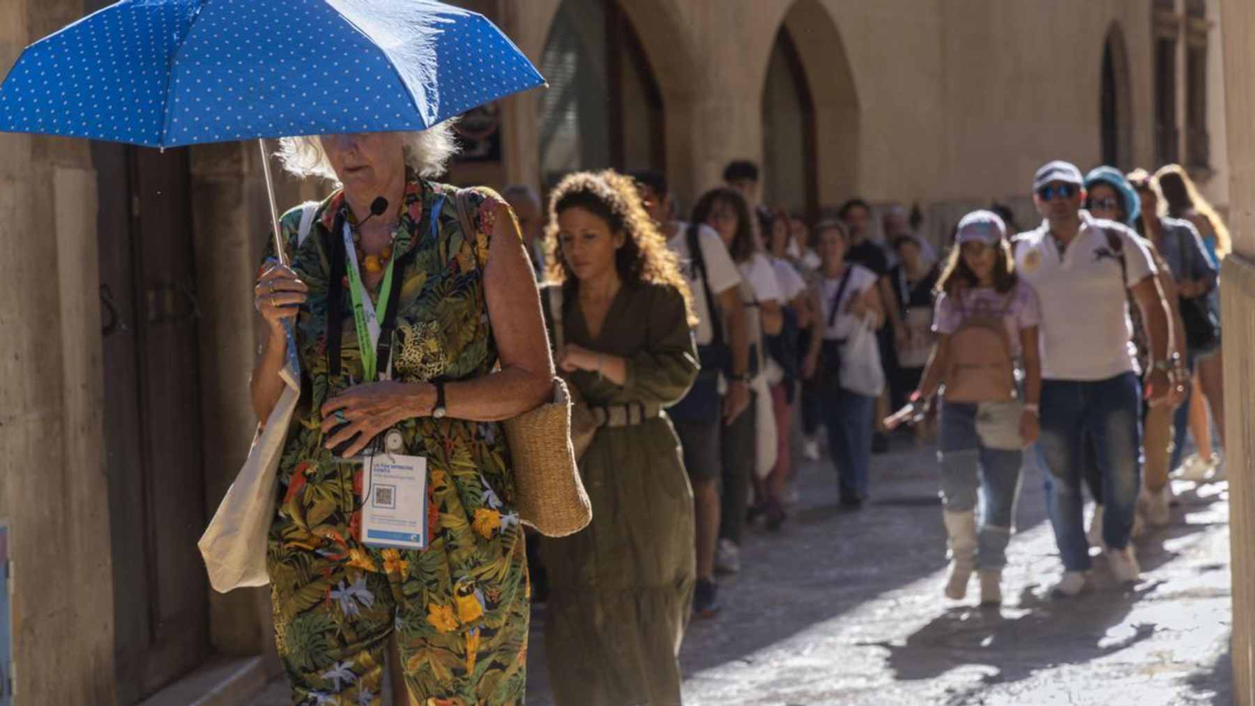 Turistas siguen a una guía por el centro de Palma de Mallorca. EFE