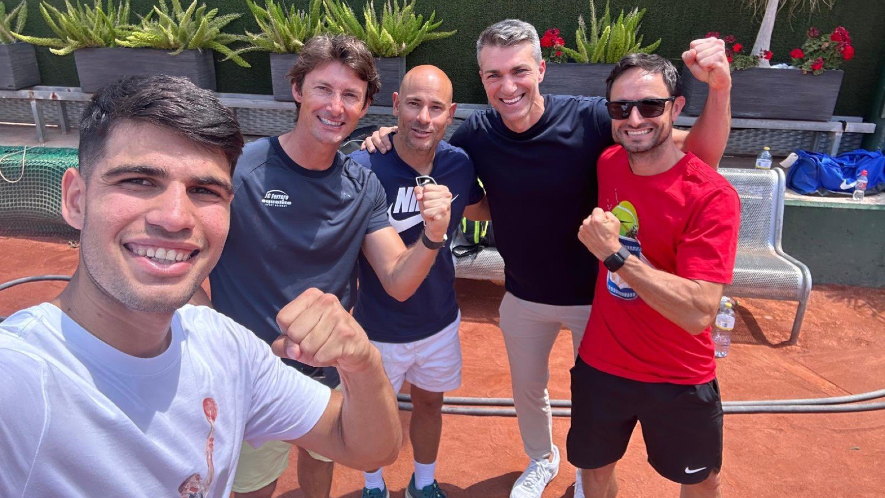 Carlos Alcaraz, junto a su equipo antes de viajar a Roland Garros.