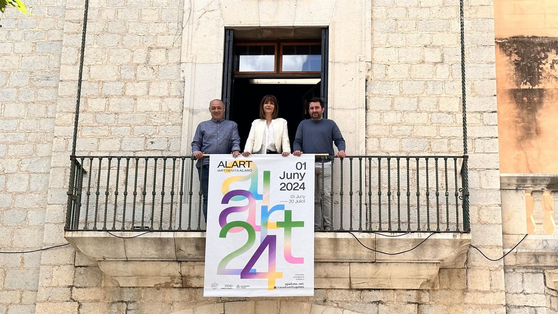 Presentación del certamen Alart desde el balcón del Ayuntamiento de Alaró.