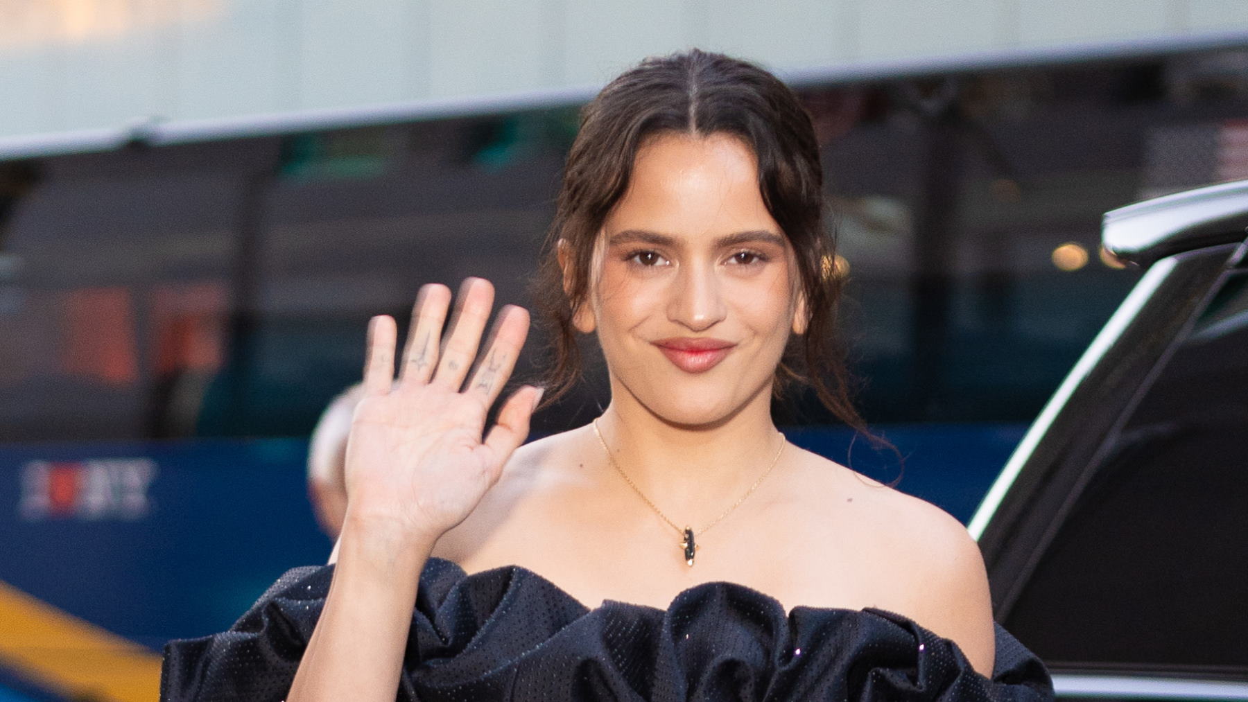 Rosalía con un vestido negro en Nueva York