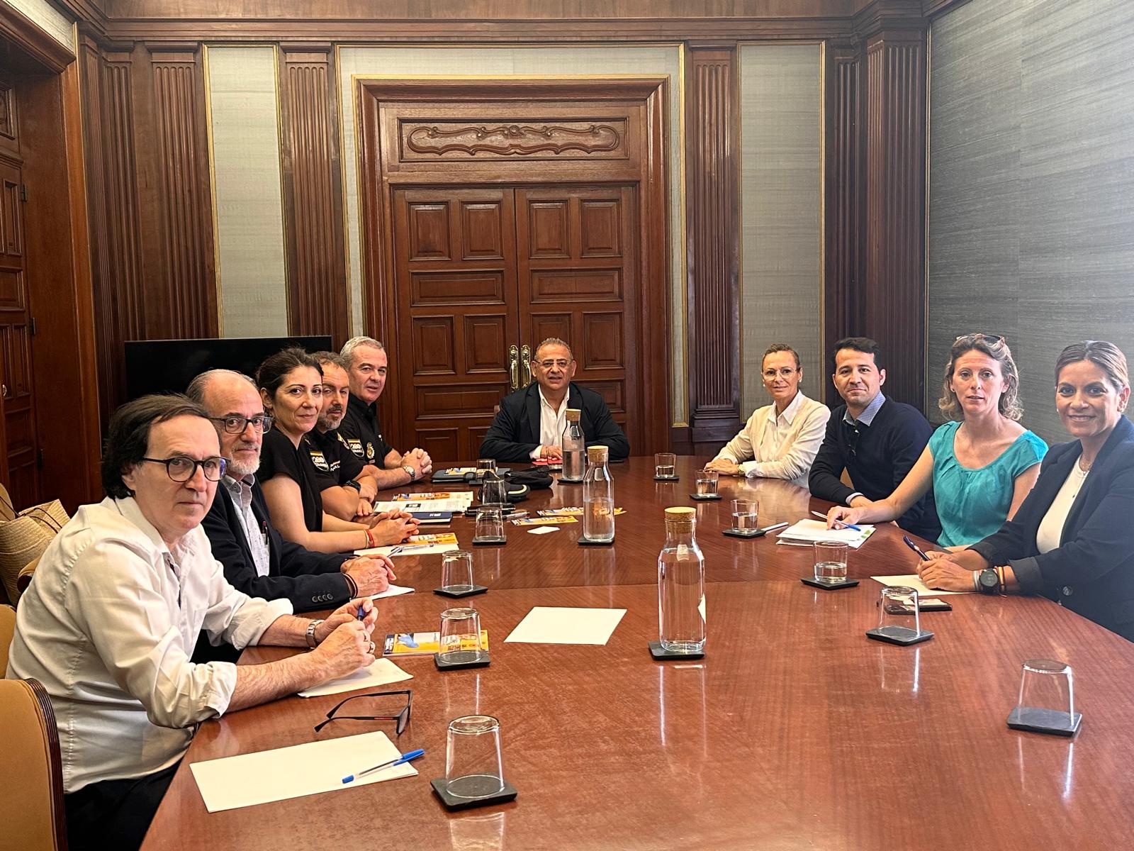 El delegado del Gobierno en Baleares, Alfonso Rodríguez, con las patronales del pequeño comercio.