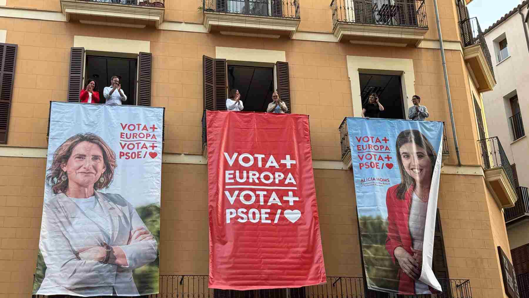 Despliegue de carteles de cara al 9J en la fachada del PSIB-PSOE, en Palma.