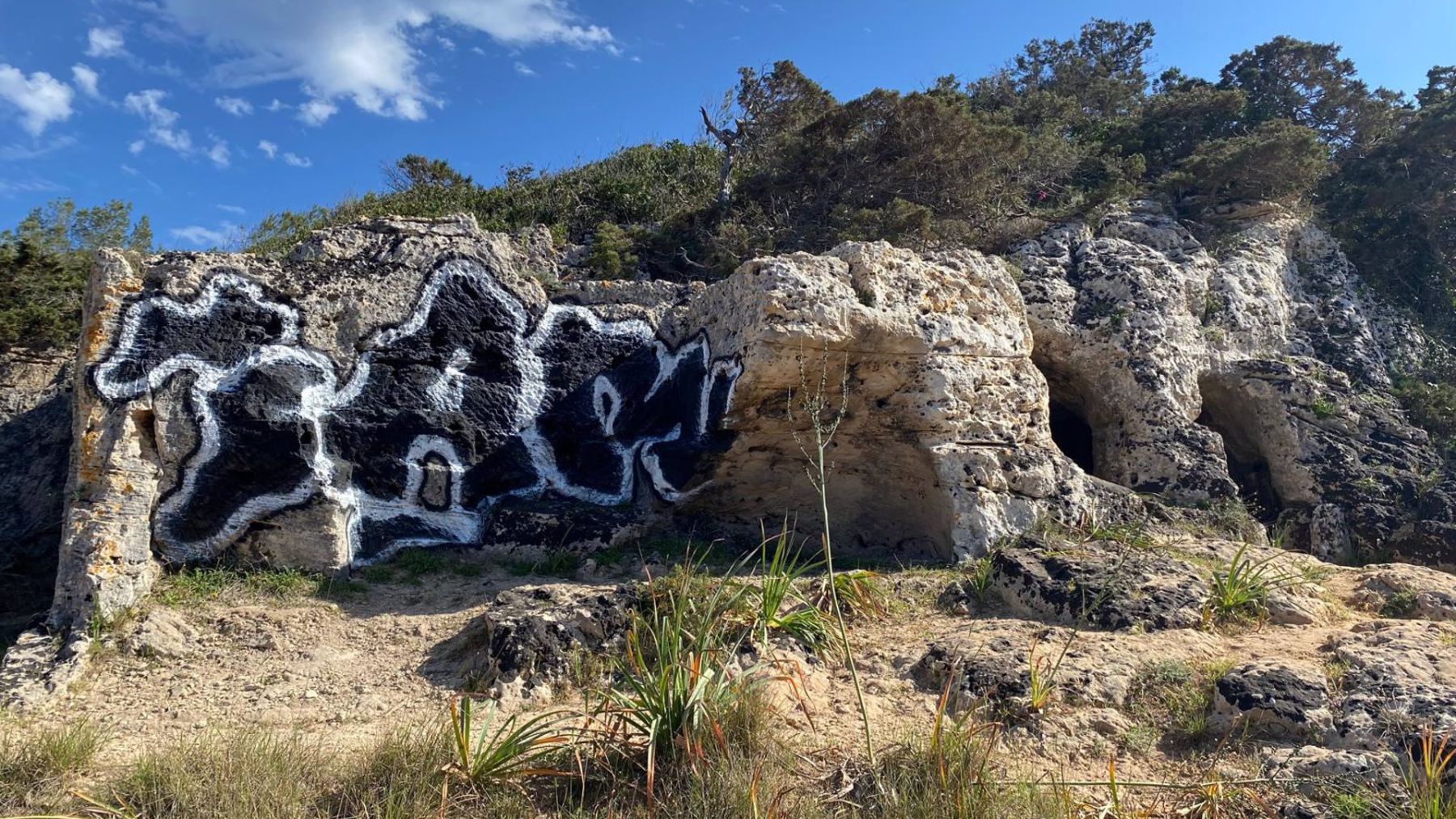 Pintada de grandes dimensiones aparecida en la Cova des Moro (Felanitx).