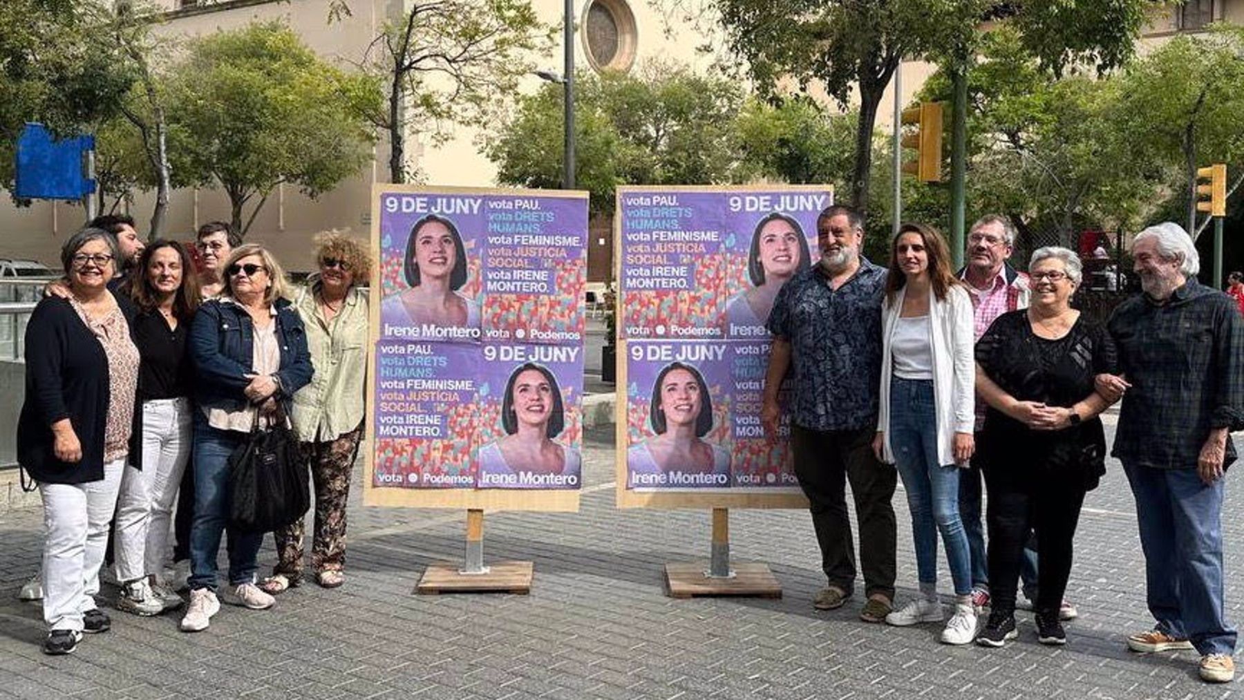 Representantes de Podemos participan en la tradicional pegada de carteles de cara al 9J.