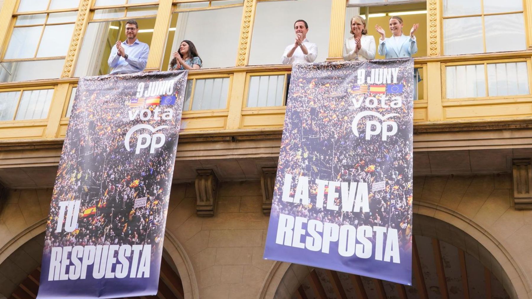 Despliegue de carteles en la sede del PP, en Palma, de cara a las elecciones europeas del 9J.