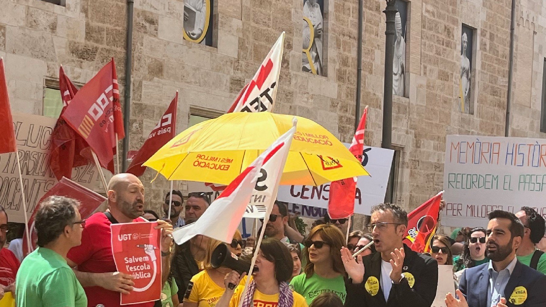 A la derecha del lector, el síndico del PSPV José Muñoz en la concentración ante las Cortes Valencianas.