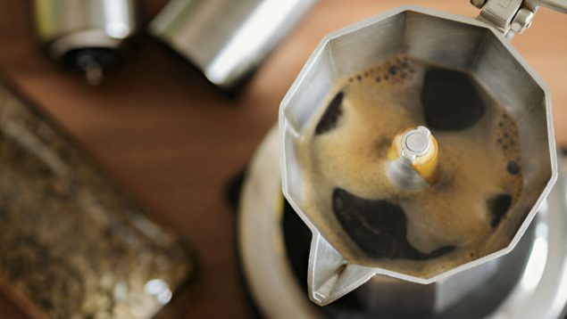 Detalle de cafetera italiana desde arriba con café