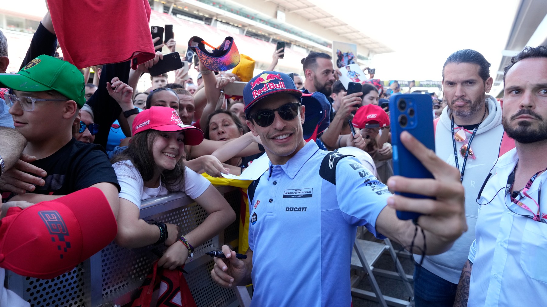 Marc Márquez se fotografía con los aficionados en el GP de Cataluña de MotoGP. (EFE)