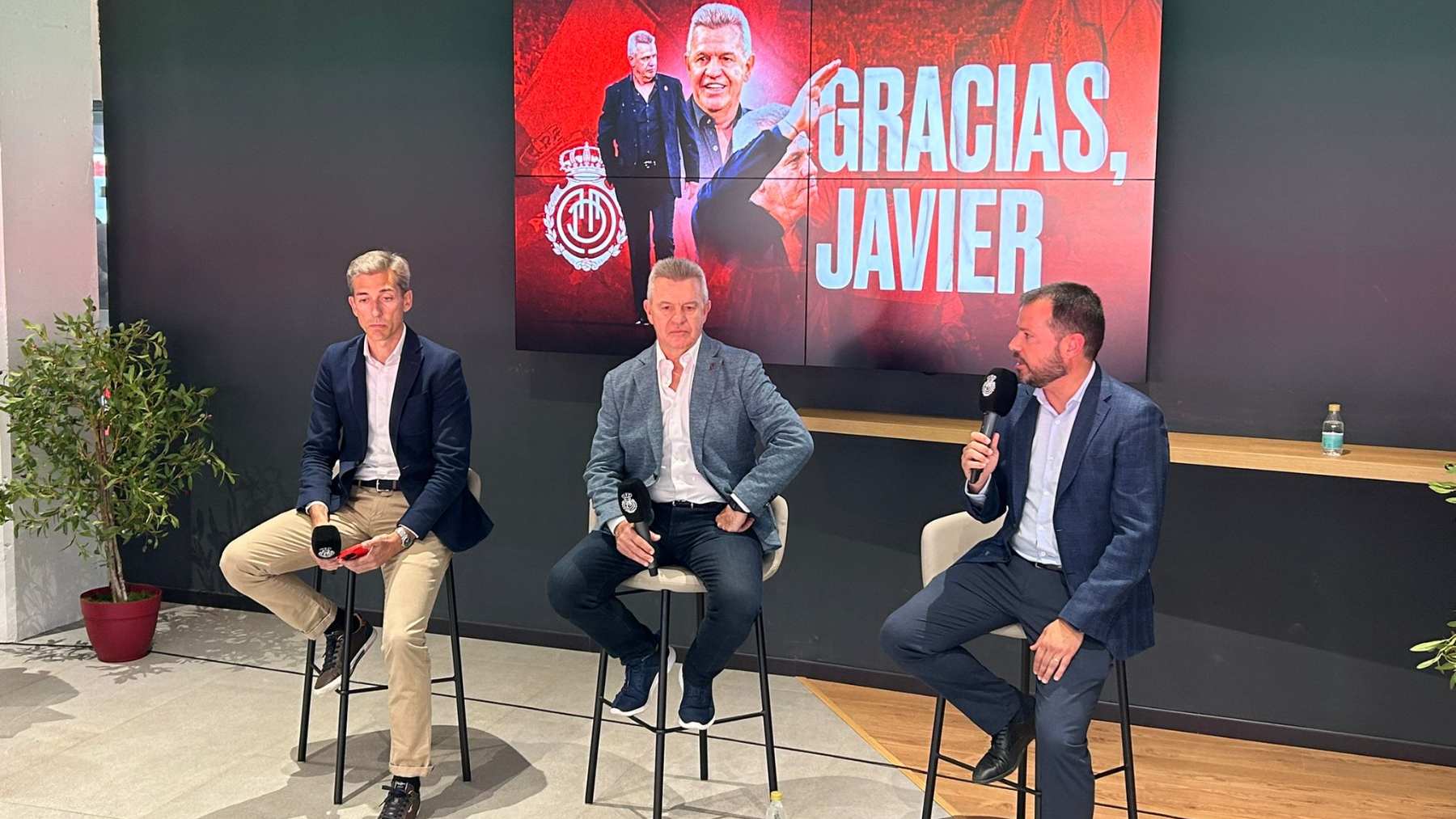 Javier Aguirre junto con el CEO de Negocio del Mallorca, Alfonso Díaz, y el director deportivo, Pablo Ortells.