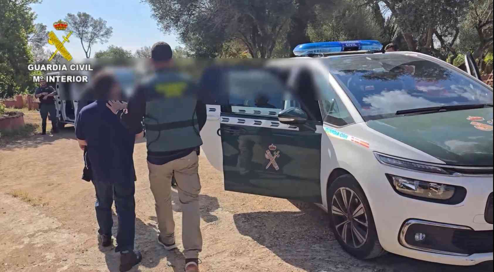 El detenido, esposado junto a un agente de la Guardia Civil.