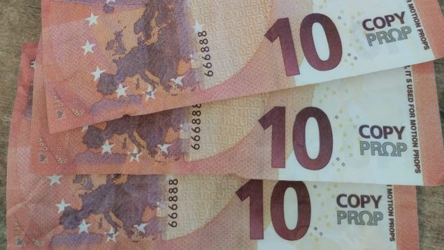 Alerta en Granada por el uso de billetes falsos usados en los rodajes de películas y de venta legal