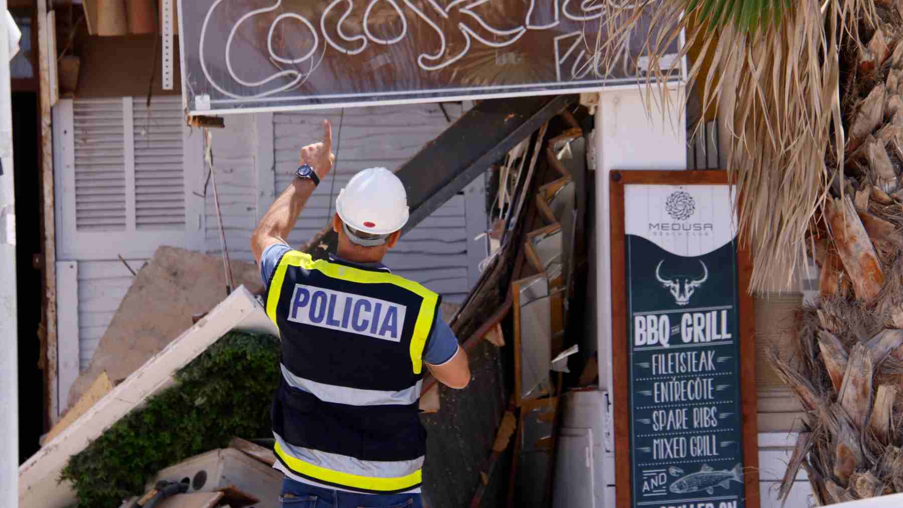 Un agente de la Policía inspecciona la zona siniestrada. EFE / CATI CLADERA