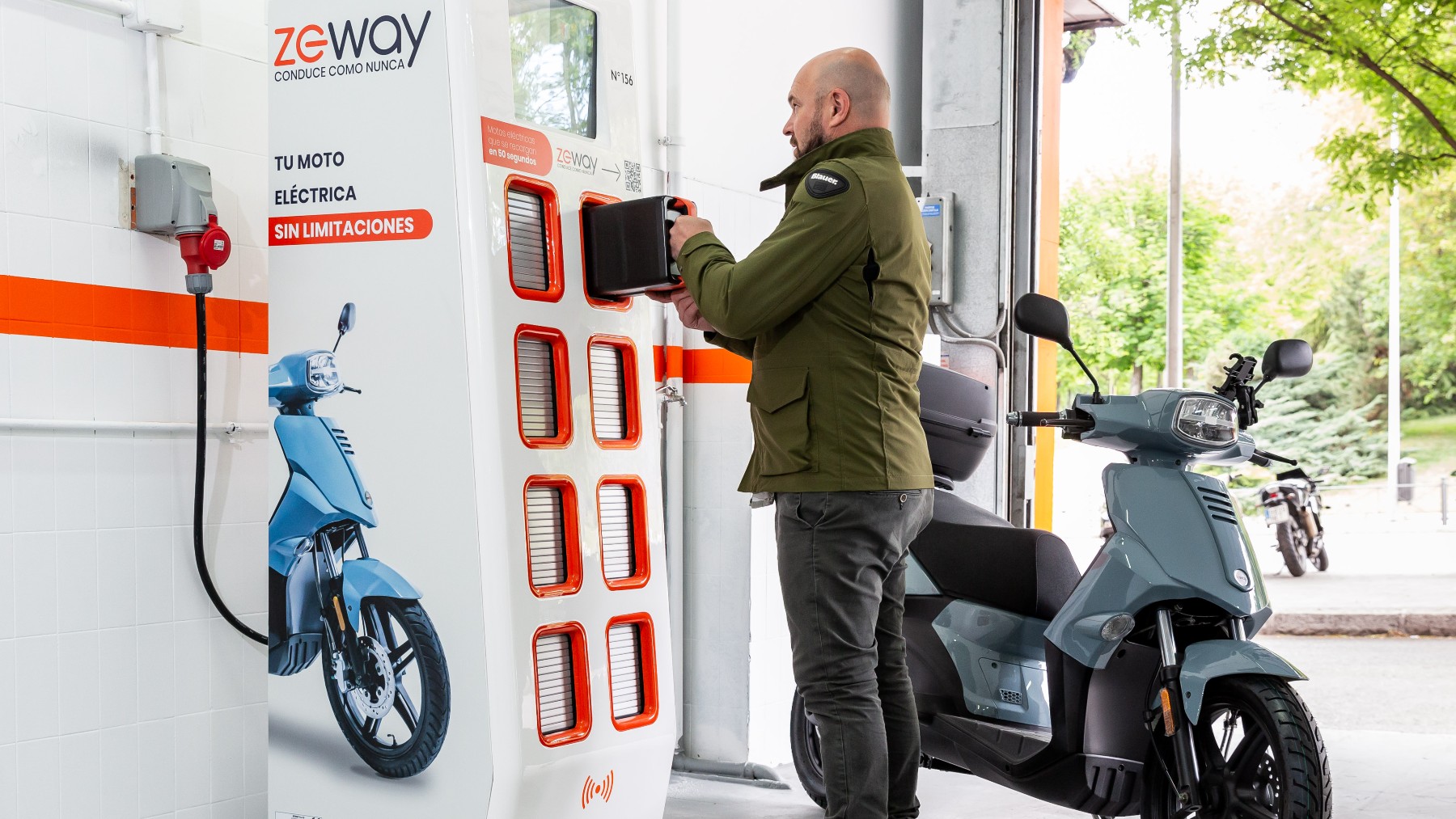 La operadora llegará a Madrid con estaciones de intercambio de baterías para sus motos eléctricas