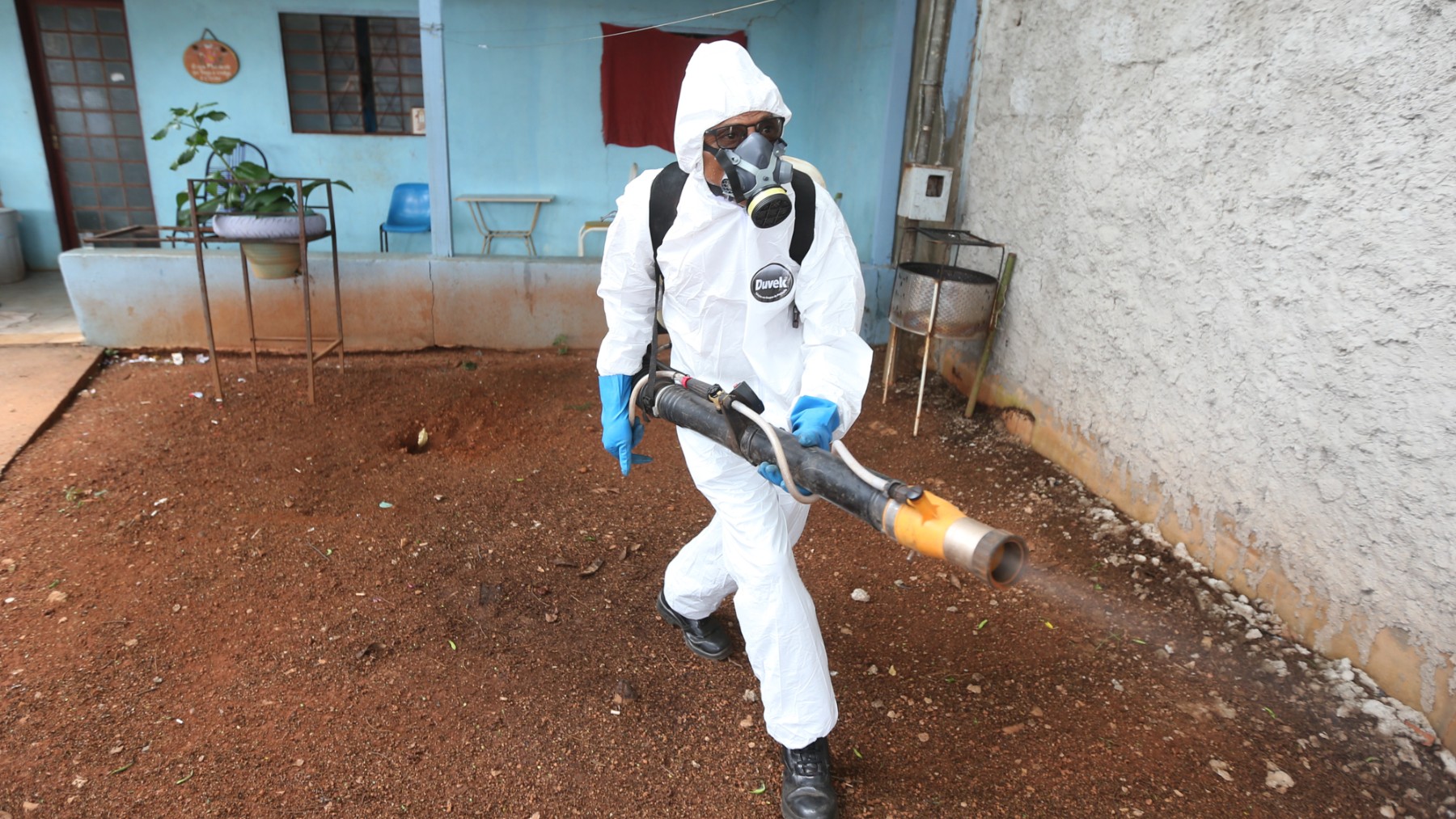 Un hombre realiza labores de fumigación.