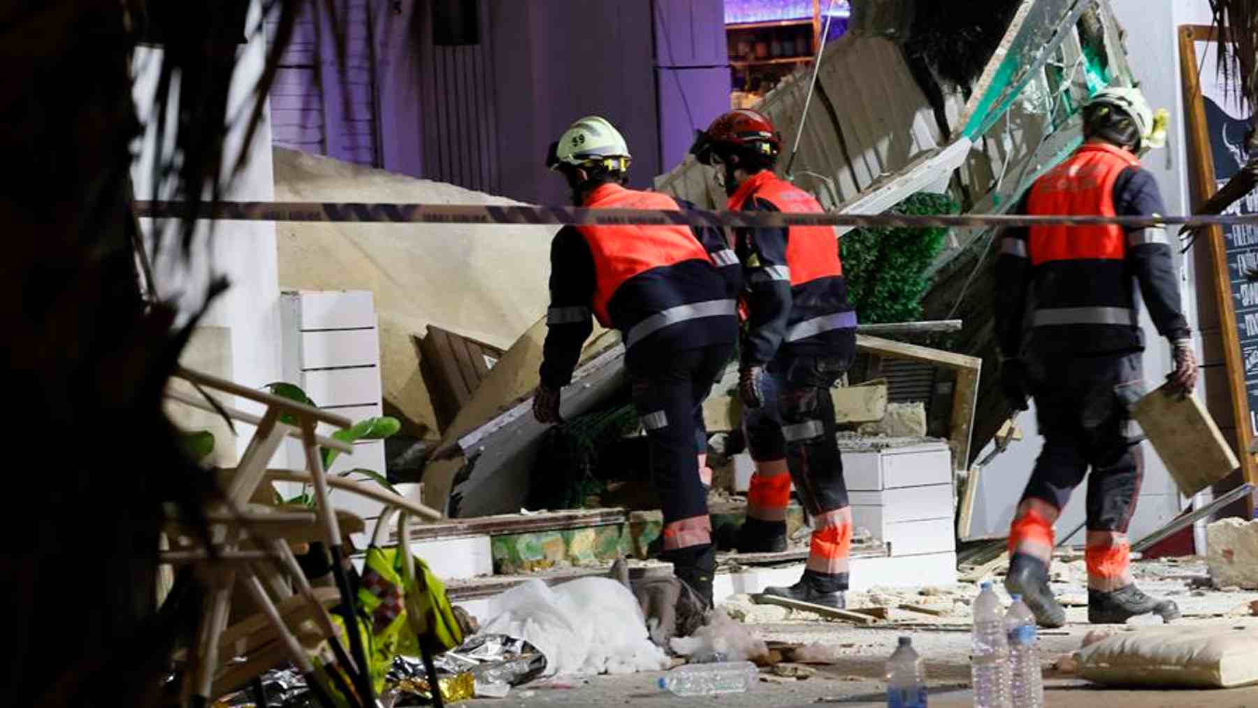 Bomberos trabajando en la zona siniestrada del Medusa Beach Club. EFE / CATI CLADERA