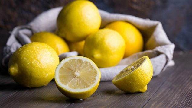 El motivo por el que todo el mundo está guardando cáscaras de limón con azúcar en un tarro