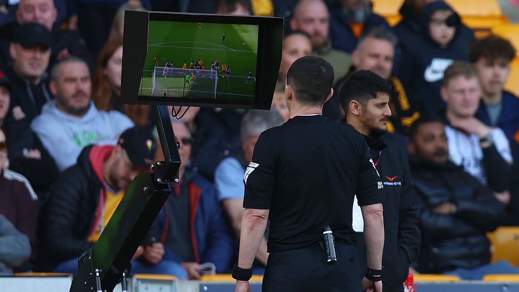 Un árbitro acude al VAR durante un partido. (Getty)