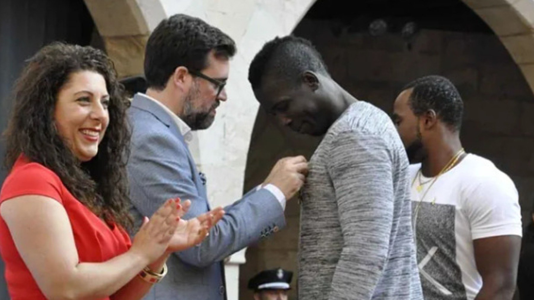 Abdoulaye Diop condecorado por el Ayuntamiento de Palma en 2018. (DM)