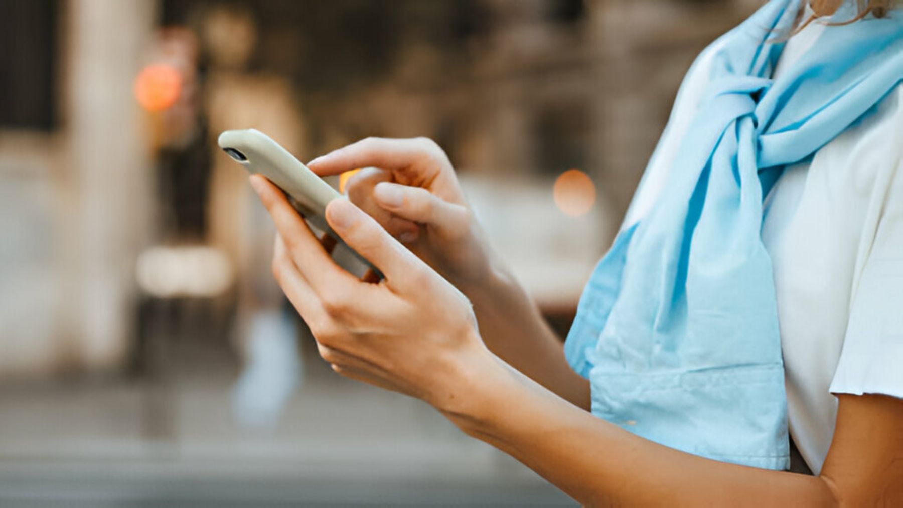 Mujer con un teléfono móvil.