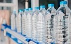 aguas embotellas en una línea de fábrica