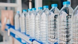 aguas embotellas en una línea de fábrica