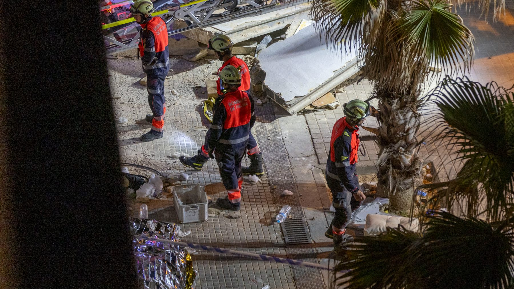 Los bomberos, trabajando hoy en el lugar del accidente.