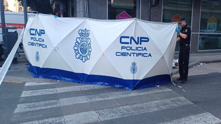 Un Policía Nacional en el lugar en que se ha producido el apuñalamiento en Valencia, este viernes.