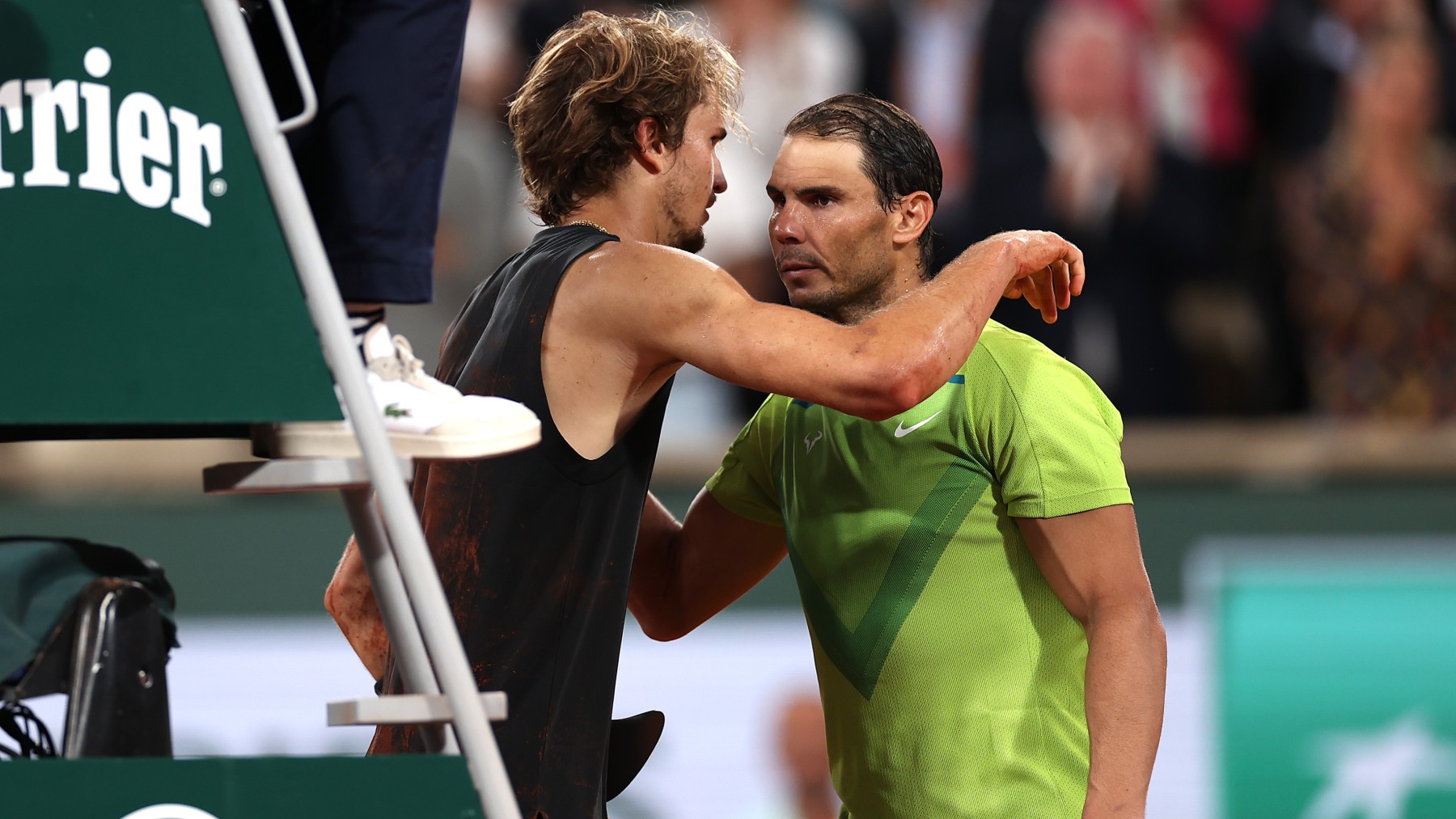 Zverev y Nadal se saludan tras el duelo de Roland Garros 2022. (Getty)