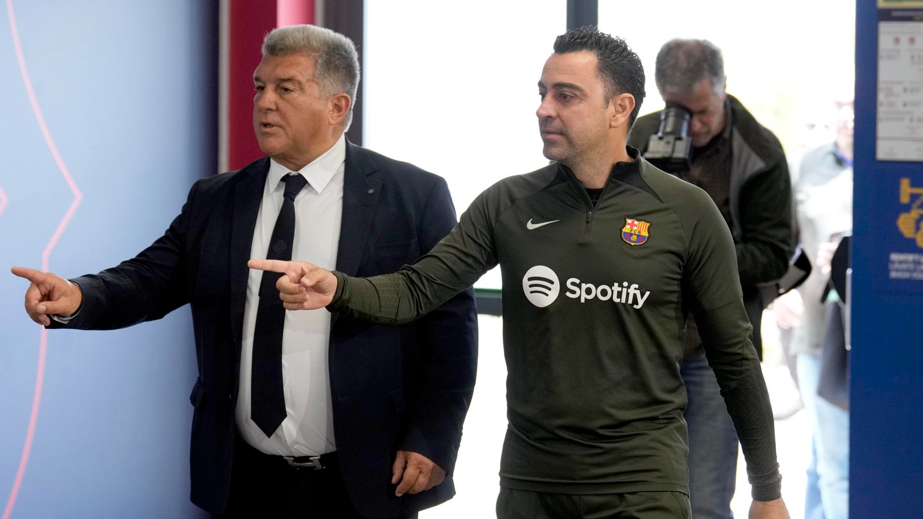 Xavi y Laporta en la sala de prensa del FC Barcelona. (EFE)