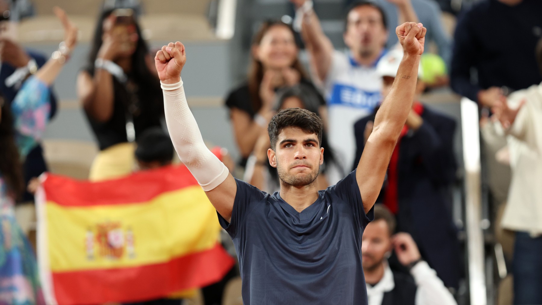 Carlos Alcaraz celebra su victoria en Roland Garros. (Getty)