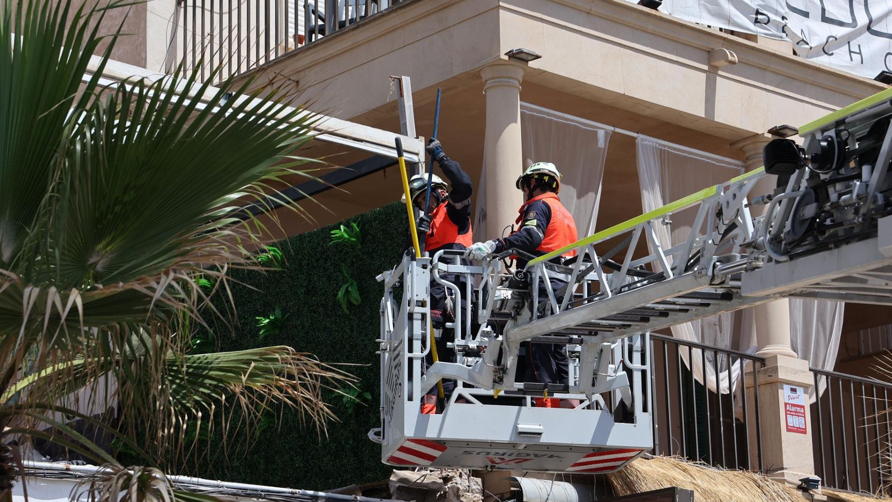 Bomberos en el lugar donde se produjeron los hechos, a 24 de mayo de 2024, en Palma. (Europa Press)