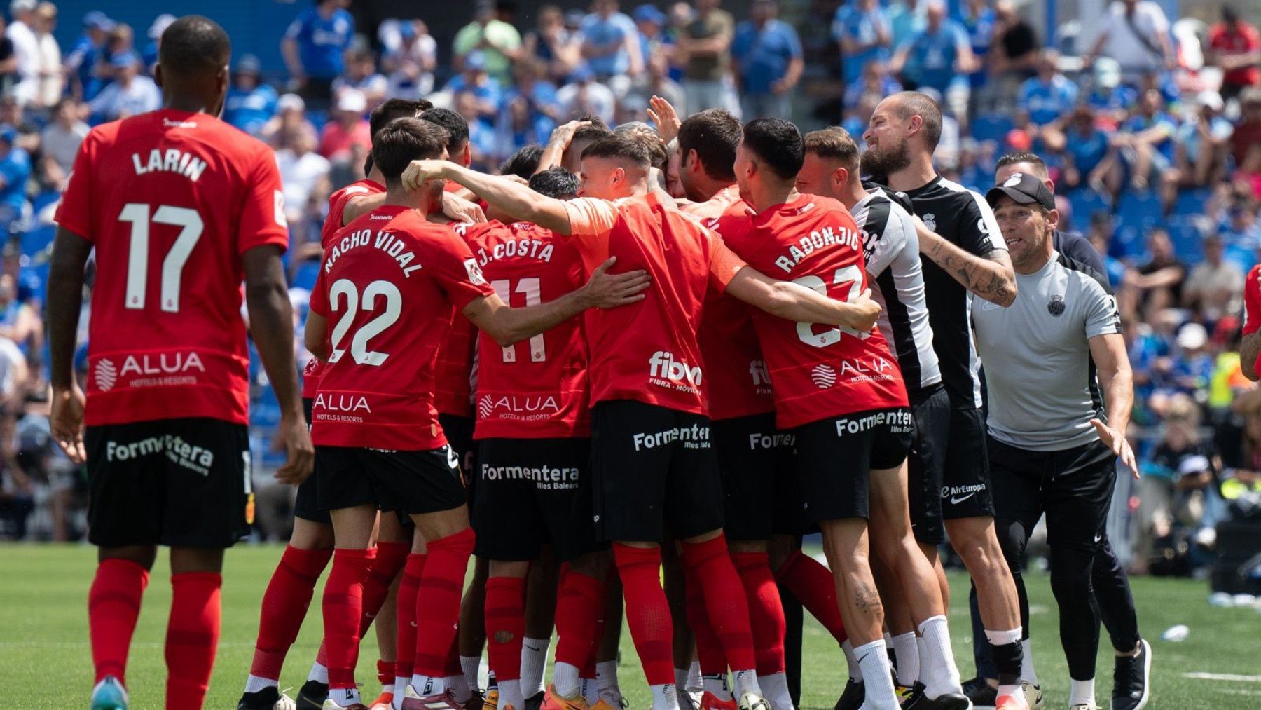 Los jugadores, dedicándole la victoria a Aguirre.