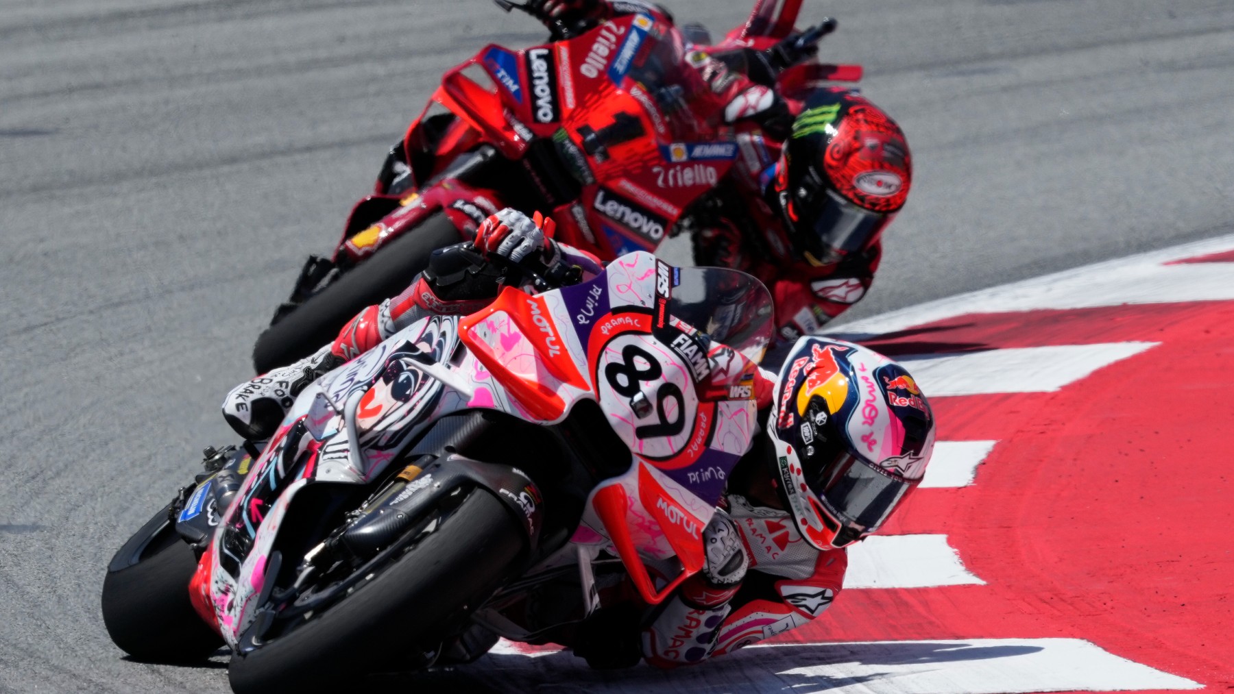 Jorge Martín y pecco Bagnaia durante la carrera del GP de Cataluña de MotoGP.