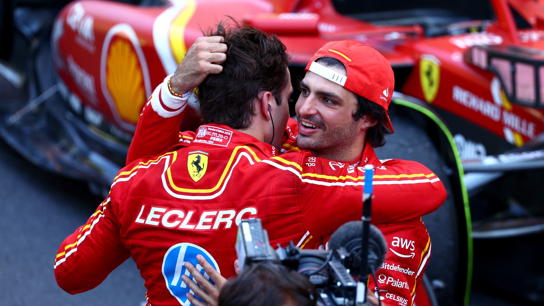 Carlos Sainz felicita a Leclerc. (Getty)