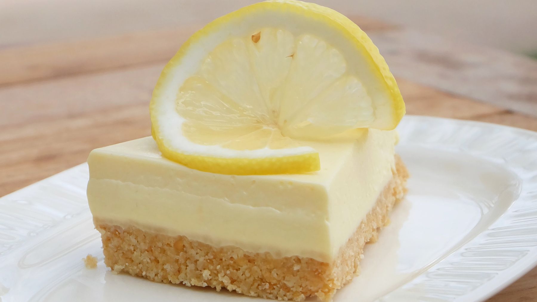 Tarta fría de queso crema y limón con base de galleta.