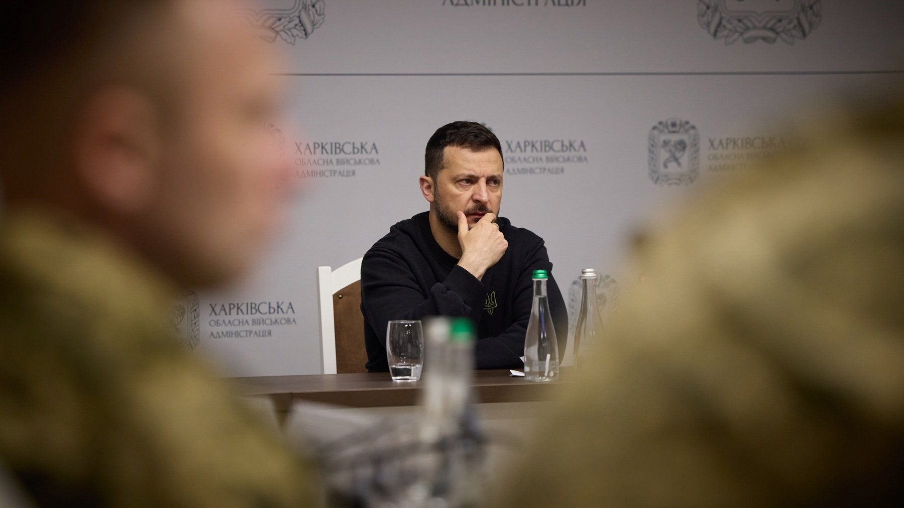Zelenski, reunido con su plana mayor del Ejército ucraniano.