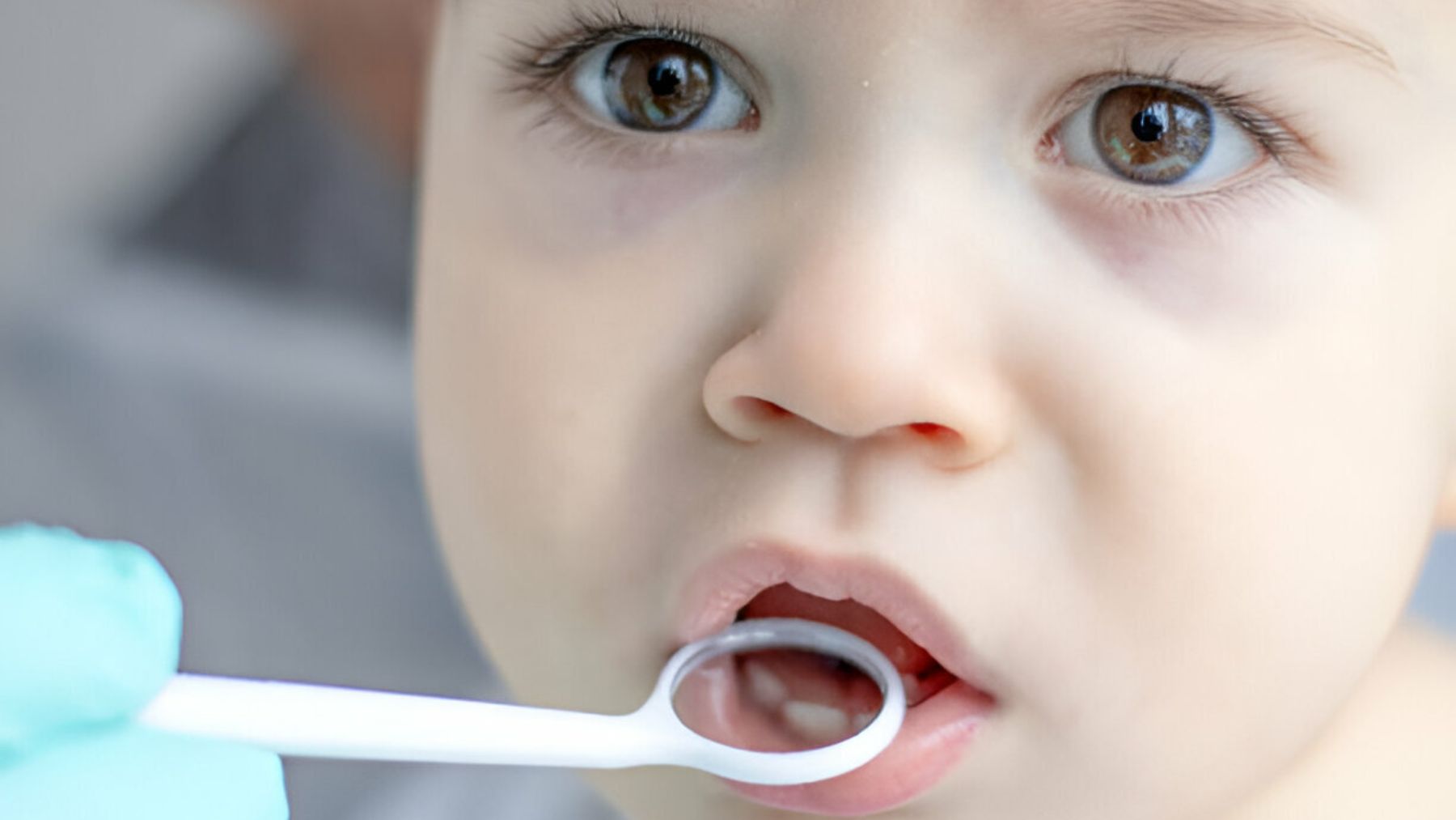 Niño en el dentista.