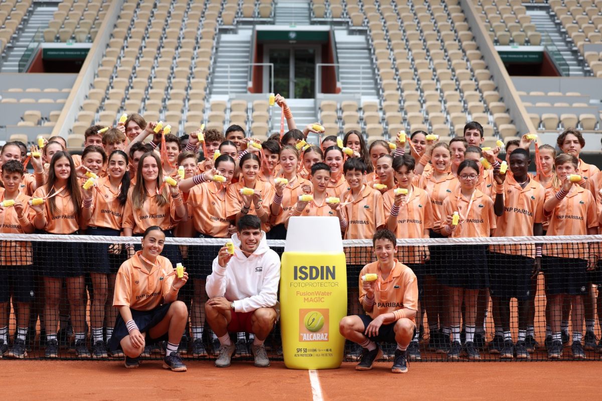 Carlos Alcaraz, con los jóvenes durante el encuentro @ISDIN