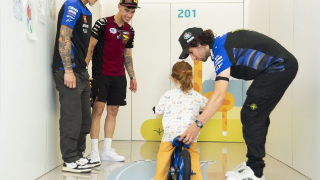 Pilotos de MotoGP y Moto2 visitan el Hospital Universitari Dexeus y donan ‘minibikes’ a los pacientes pediátricos