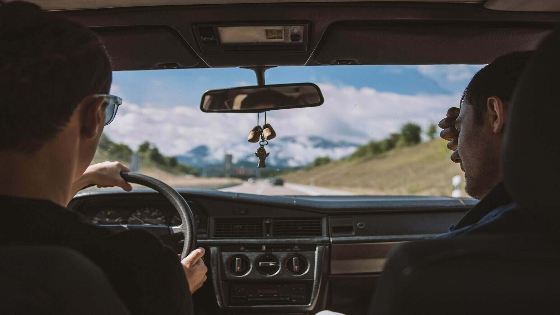 Conductor y copiloto en ruta.