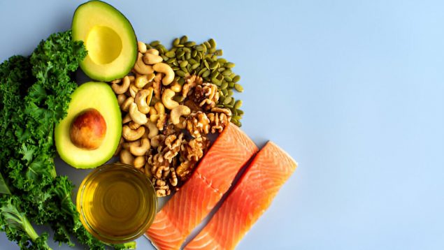 alimentos antiinflamatorios agrupados con aguacates, frutos secos, salmón y vegetales